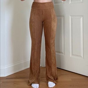 Brown Velvet Ribbed Flare Pants 🤎
Size XS